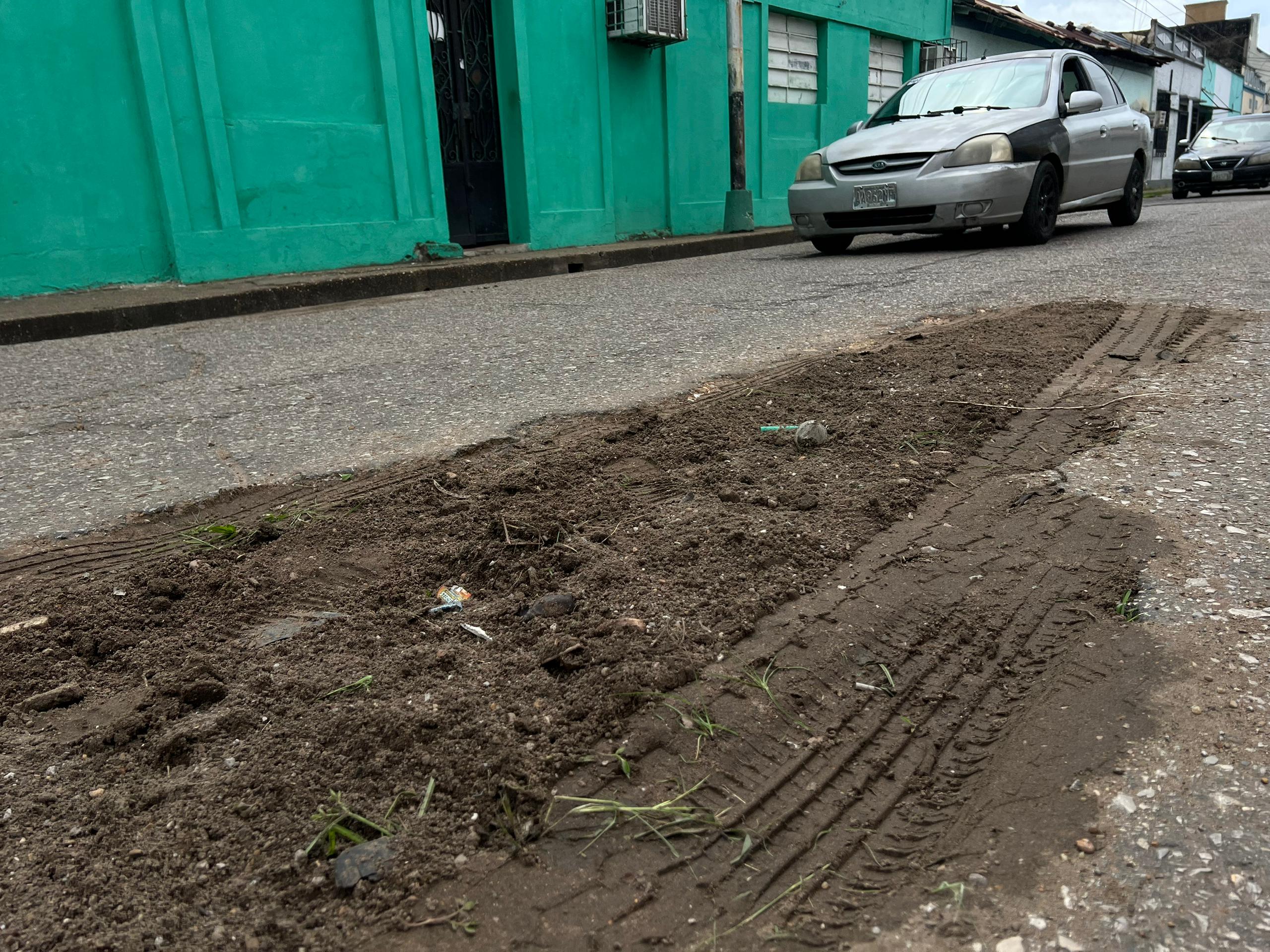 Reportan grandes huecos en la calle Cedeño de Maturín