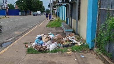 Reportan acumulación de basura en una parada de Fundemos