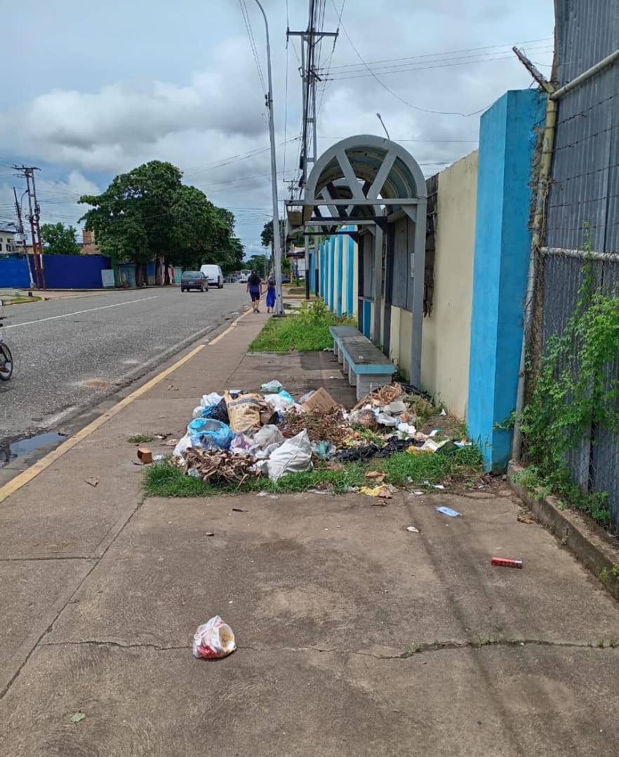 Reportan acumulación de basura en una parada de Fundemos