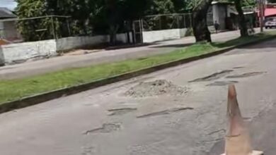 Comerciantes a la acción toman la iniciativa y tapan huecos en la avenida Libertador