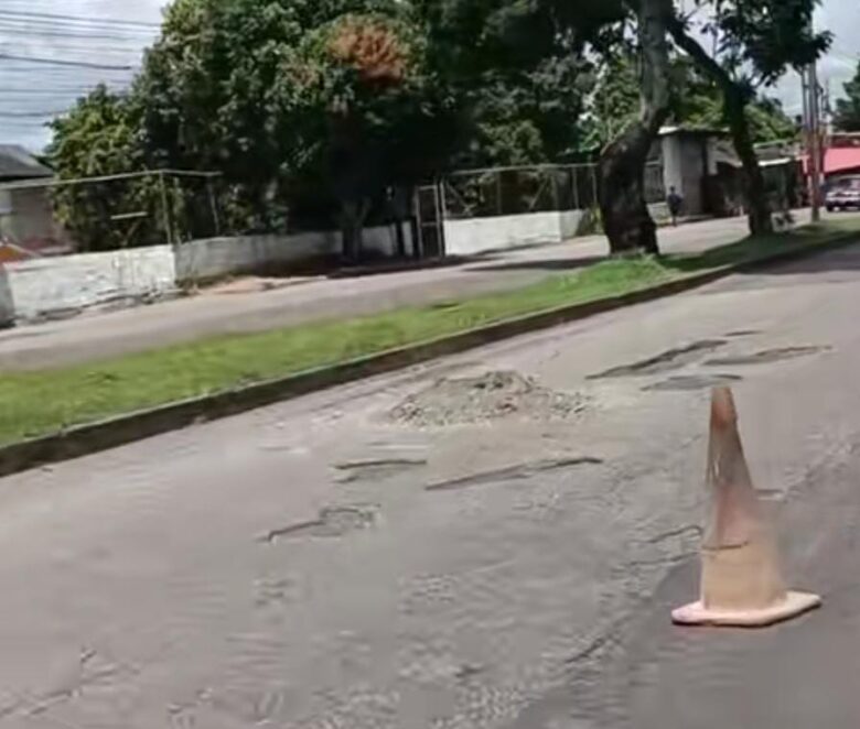Comerciantes a la acción toman la iniciativa y tapan huecos en la avenida Libertador