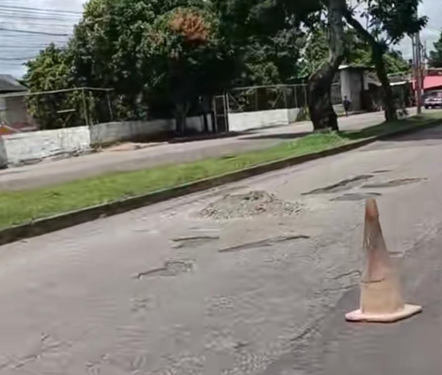 Comerciantes a la acción toman la iniciativa y tapan huecos en la avenida Libertador