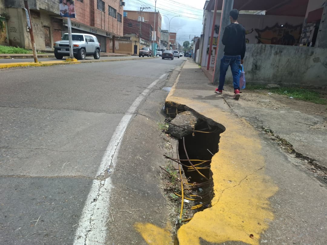 Reportan socavamiento de una acera en la avenida Miranda