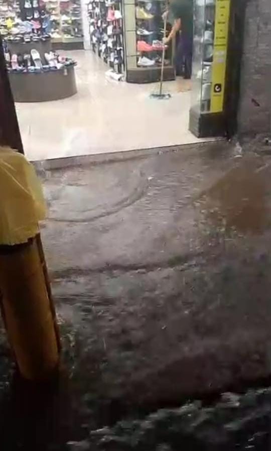 Fuerte aguacero anegó el boulevard de Maturín
