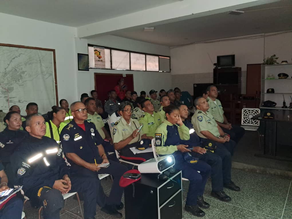 Realizan conversatorio para reforzar procedimientos y atención ciudadana