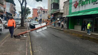 Reportan caída de un poste en plena avenida Bicentenario de Maturín