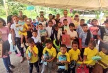 Las Campanas recibe medicamentos y uniformes escolares en jornada social