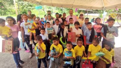 Las Campanas recibe medicamentos y uniformes escolares en jornada social