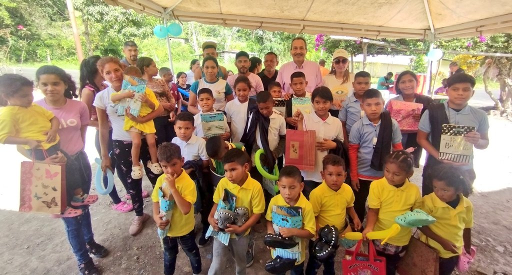 Las Campanas recibe medicamentos y uniformes escolares en jornada social