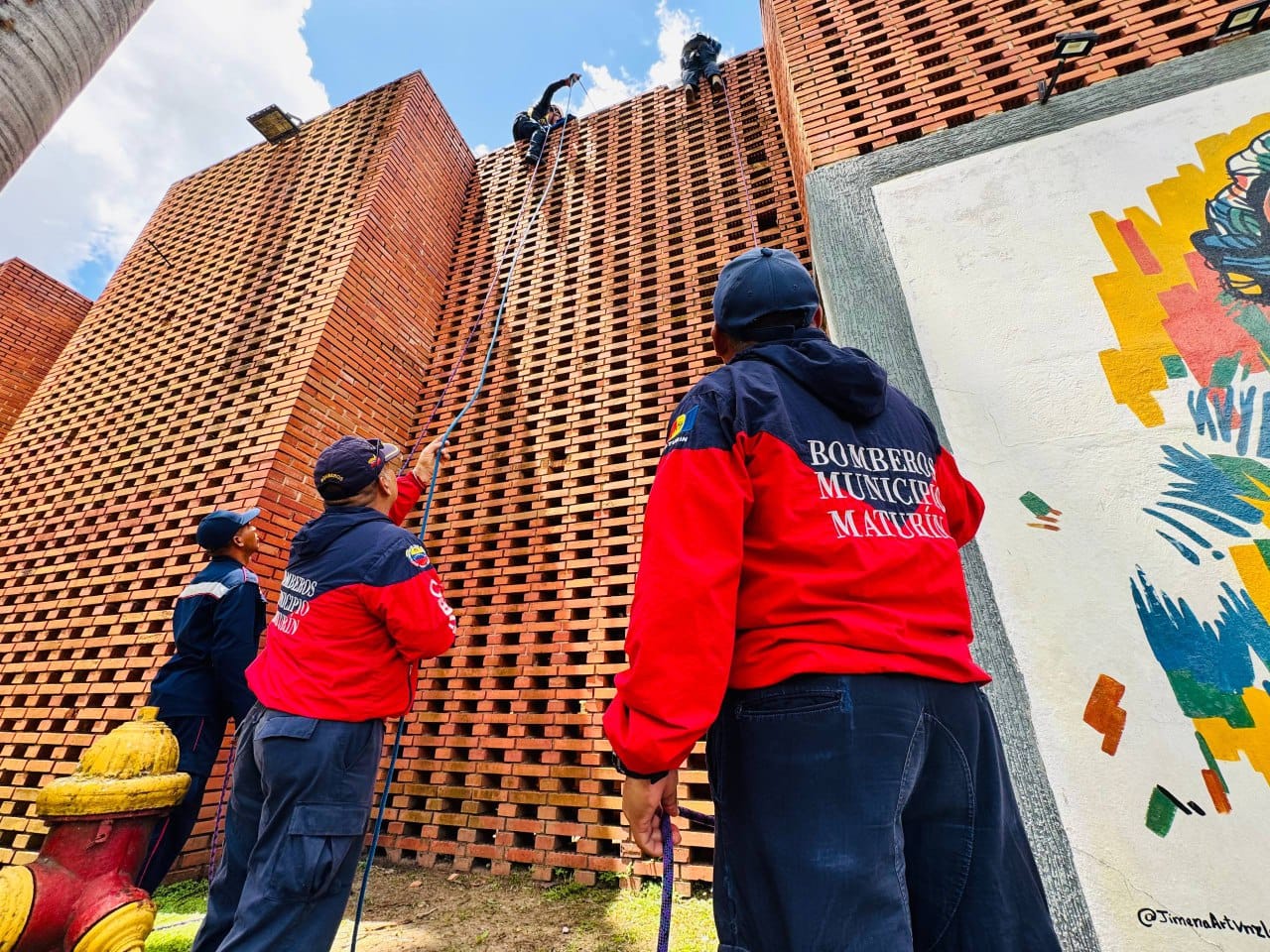 Bomberos se preparan para emergencias con simulacro de rescate en Maturín