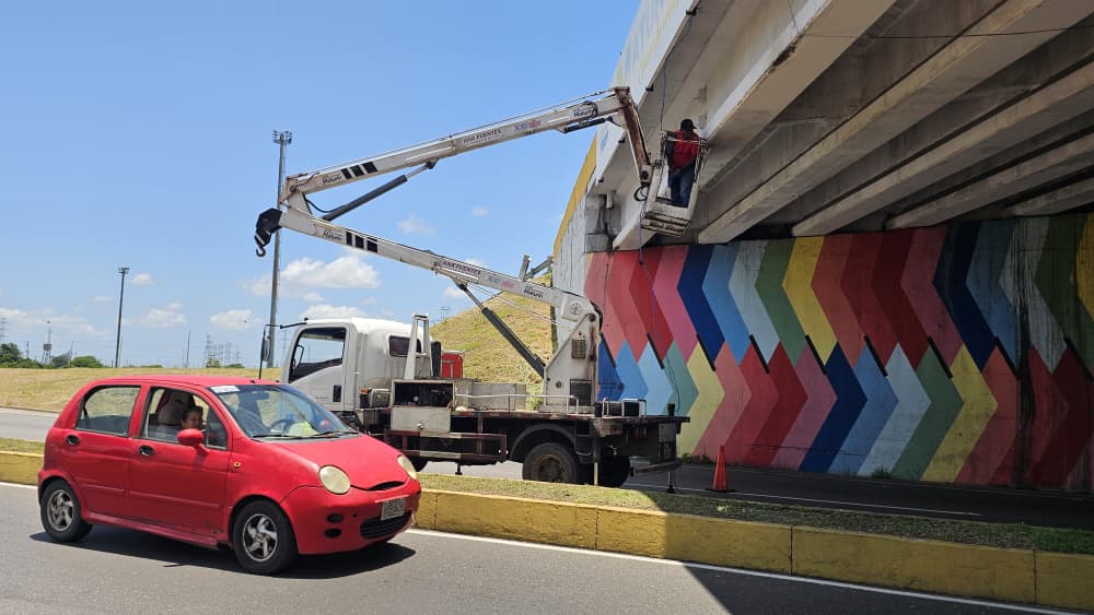 Instalan reflectores en el distribuidor de Zona Industrial
