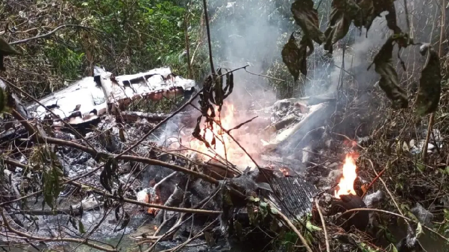 Mueren cuatro personas, incluida una paciente, al estrellarse un avión ambulancia en Colombia