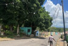Vecinos de Brisas del Sur reporta dos postes en peligro del colapso