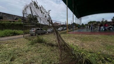 Residentes de Las Vírgenes piden un cariñito para la cancha de la comunidad.