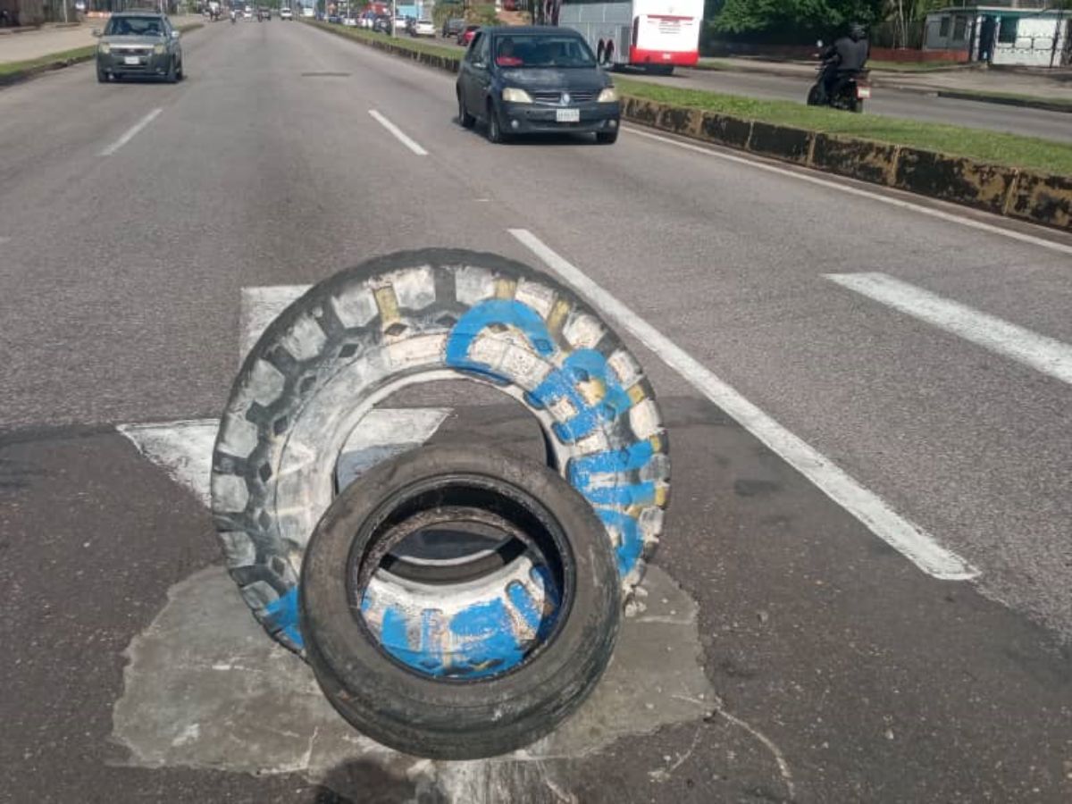 Conductores alertan sobre riesgo de alcantarilla sin tapa en la Av. Bella Vista