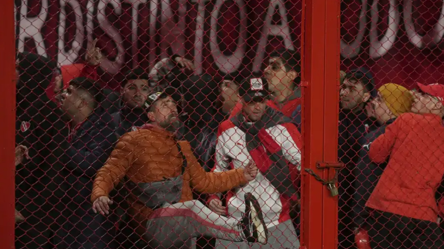 Violencia en la Copa Sudamericana: 10 heridos y 90 detenidos tras enfrentamiento entre hinchas en Buenos Aires