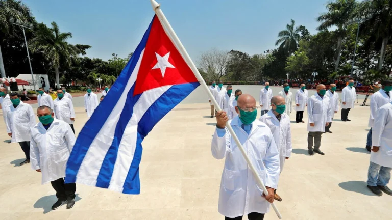 Rechazan la política de EE.UU. de retirar visas a funcionarios de países con médicos cubanos