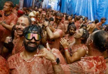 ¡Guerra de tomates! Más de 22 mil personas participan en la Tomatina en Valencia, España