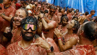 ¡Guerra de tomates! Más de 22 mil personas participan en la Tomatina en Valencia, España