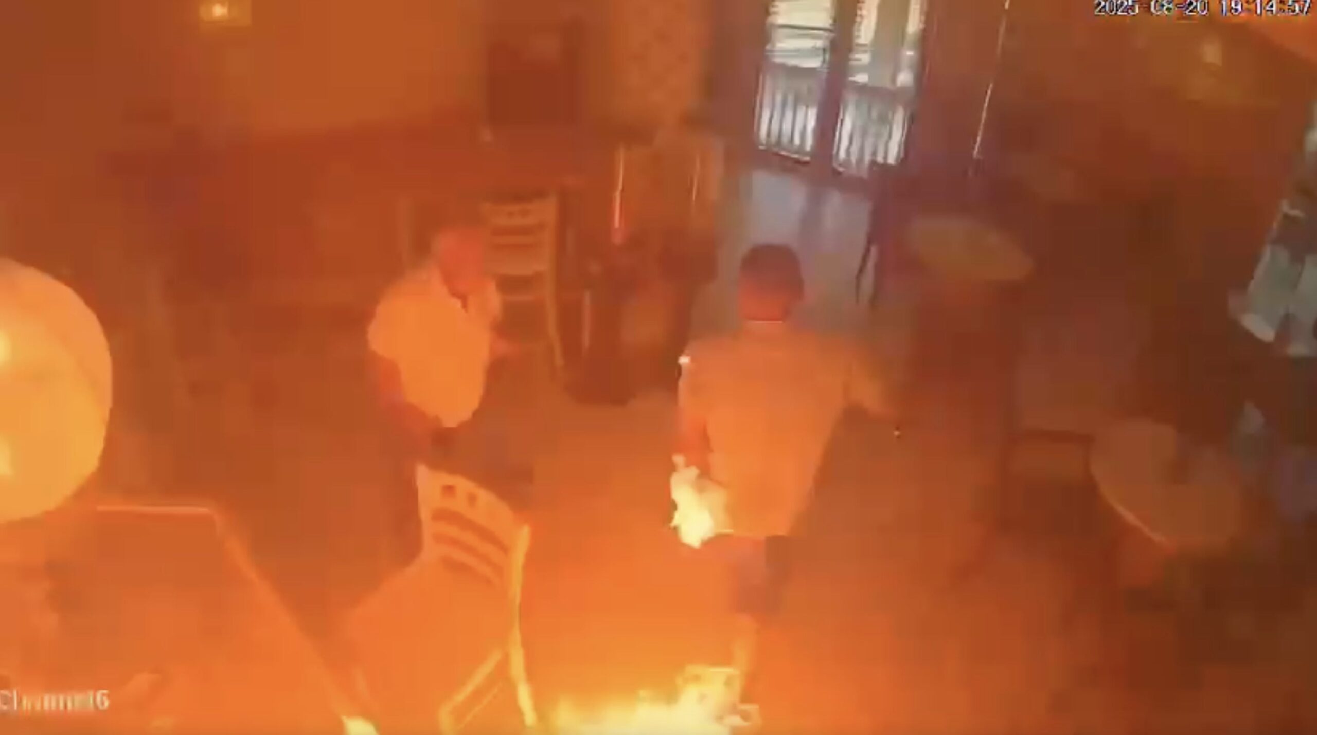 Indignación y caos: cliente incendia bar por falta de mayonesa