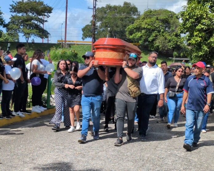Familiares y amigos dan el último adiós a Génesis Medina, víctima de femicidio en Yaracuy