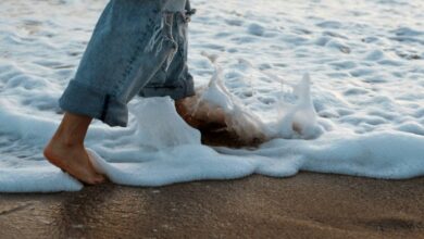 La felicidad, un camino diario con altibajos: estudio revela la existencia de una “etapa gris”