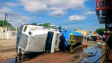 Se vuelca en Maracaibo camión que transportaba 36 mil litros de agua