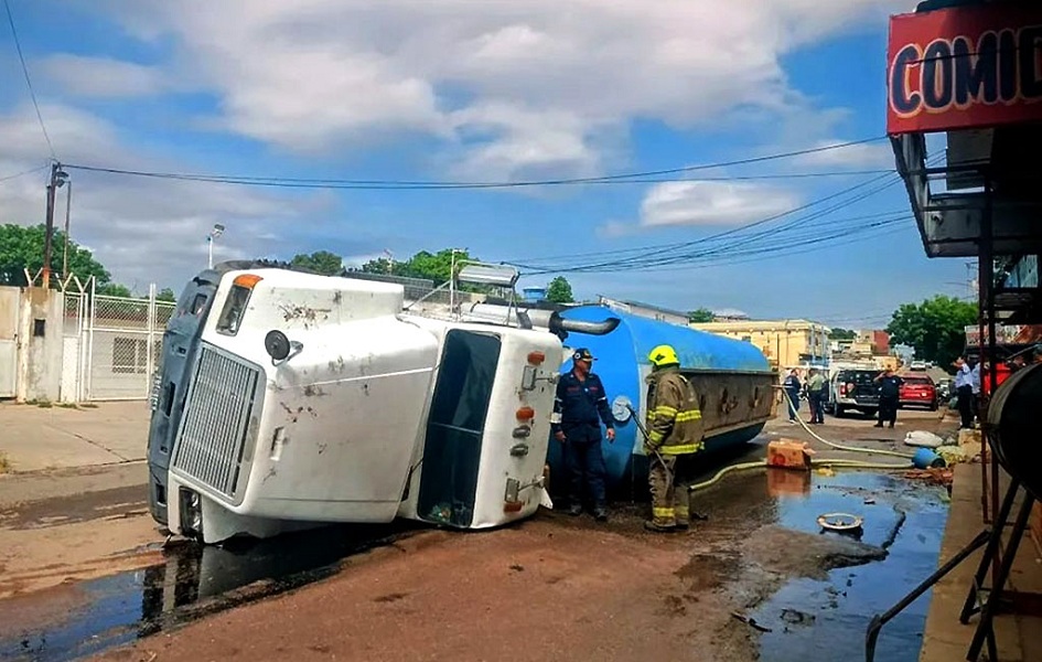 Se vuelca en Maracaibo camión que transportaba 36 mil litros de agua