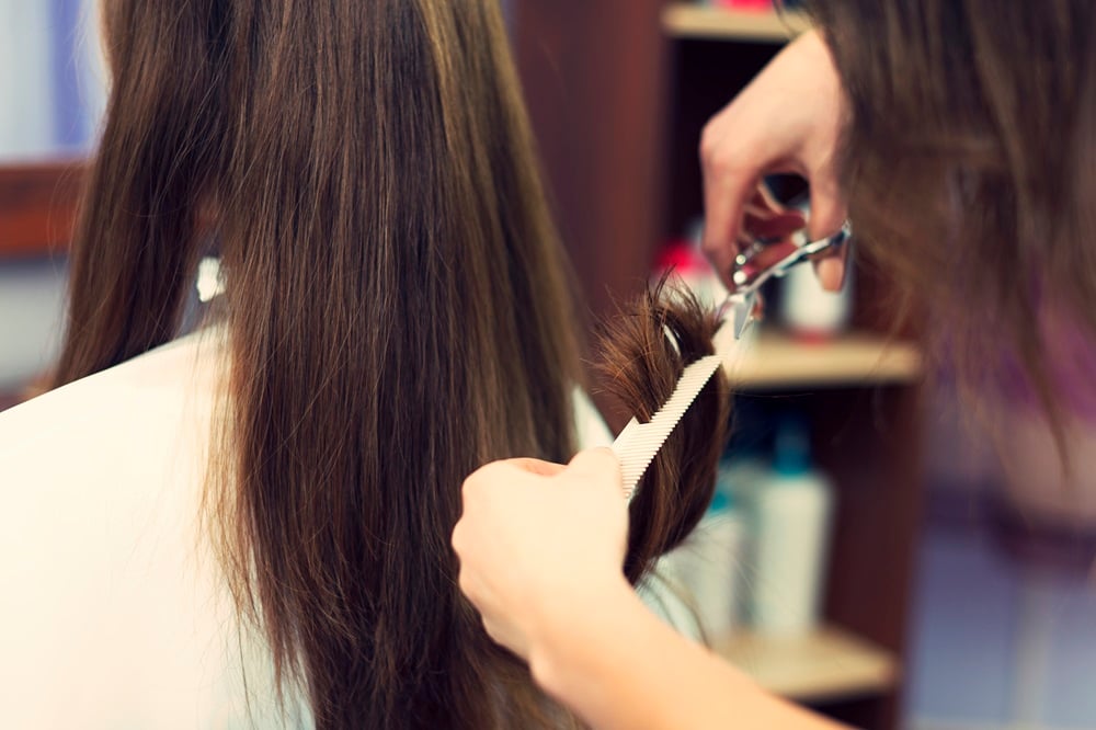 ¿Cabello seco o mojado? Descubre cómo influye en el resultado de tu corte