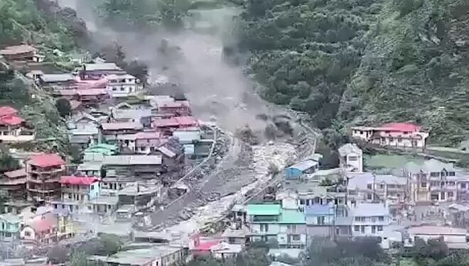 Avalancha arrasa un pueblo completo en el Himalaya Indio