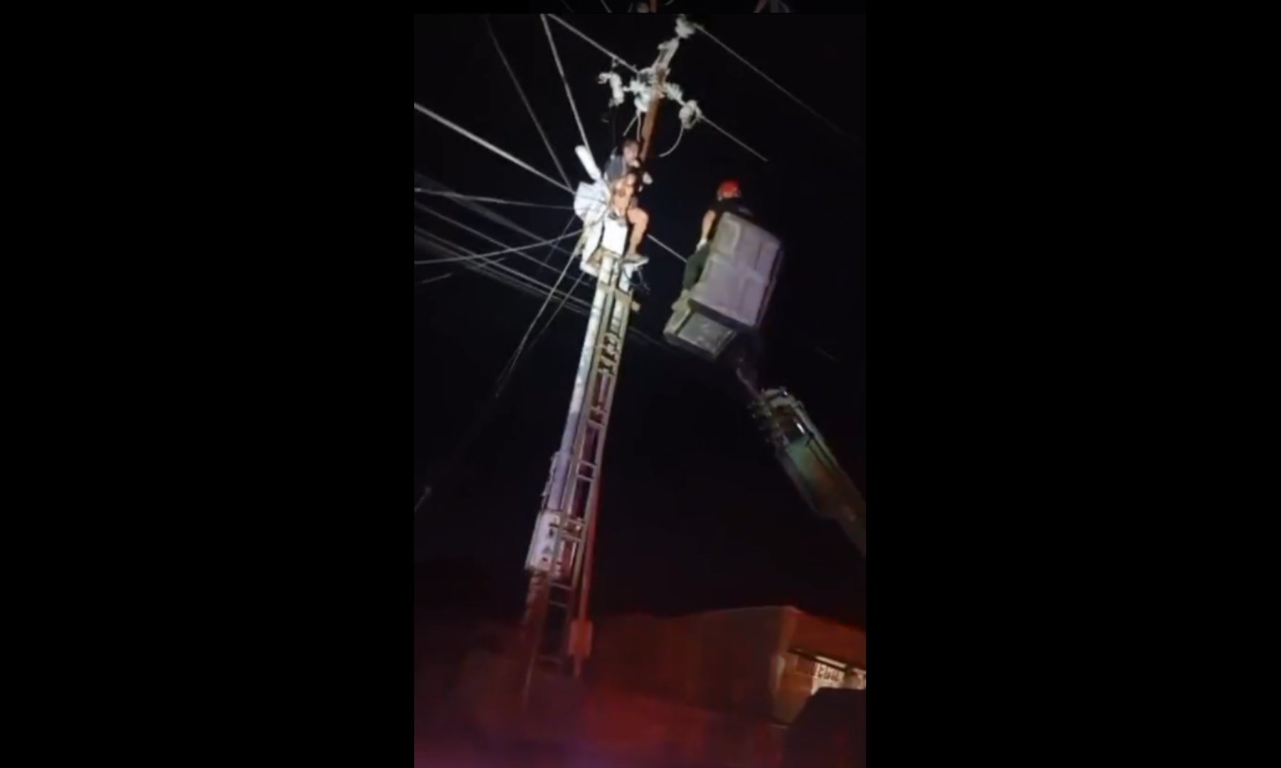 Rescatan con vida a hombre que sufrió una descarga eléctrica al intentar manipular un poste
