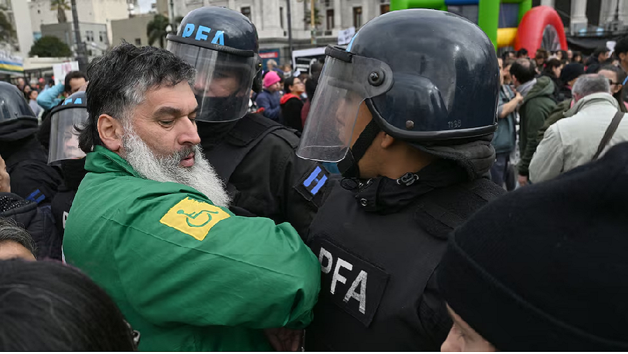 Tensión en Argentina: La policía reprime protesta por el veto a la Ley de Emergencia en Discapacidad