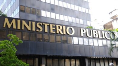 Condenan a 29 años a profesor de matemáticas y su esposa por abuso sexual de cinco niños