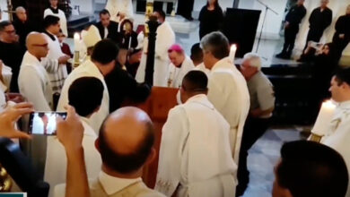 Feligreses se congregan para dar el último adiós al monseñor Mario Moronta en la catedral de San Cristóbal