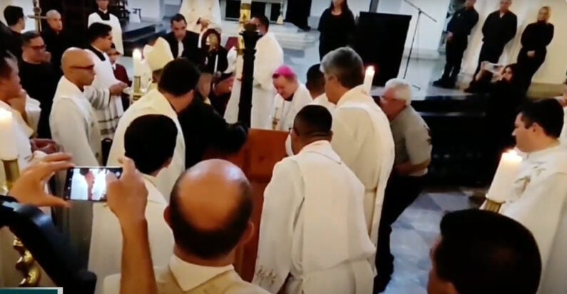 Feligreses se congregan para dar el último adiós al monseñor Mario Moronta en la catedral de San Cristóbal