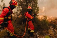 Un bombero y otras tres personas mueren en la ola de incendios