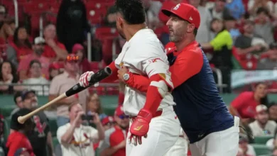 Beisbolista Willson Contreras es expulsado por agresión, batea a su propio entrenador y lanza dulces al campo