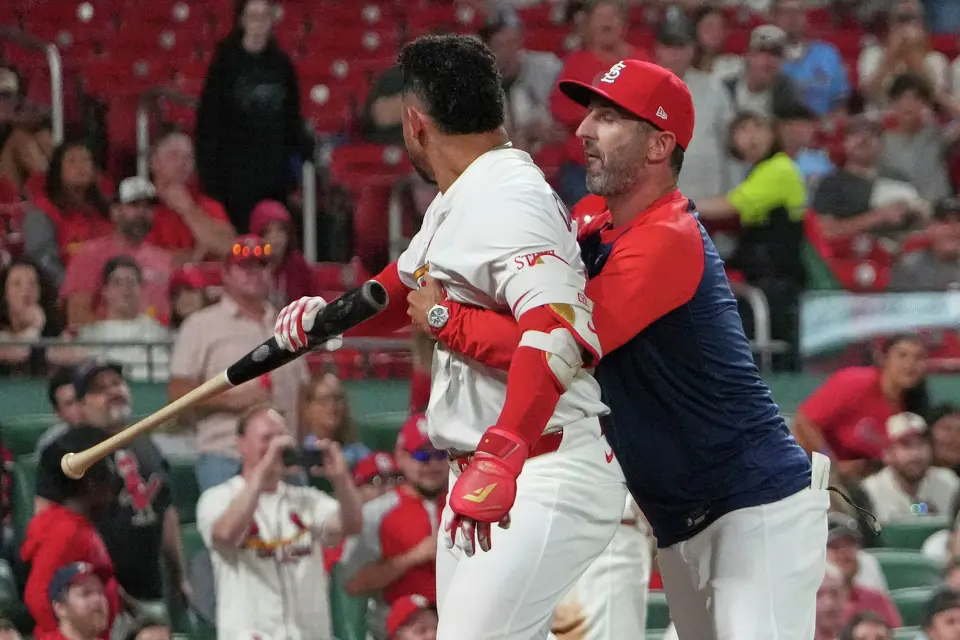 Beisbolista Willson Contreras es expulsado por agresión, batea a su propio entrenador y lanza dulces al campo