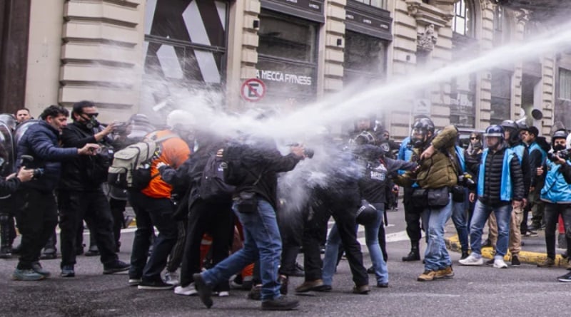 Represión en Argentina deja 25 heridos y más de 100 detenidos frente al Congreso Nacional