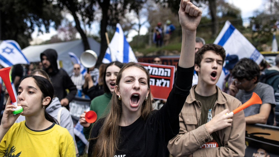 Tensión en Tel Aviv: La policía dispersa con violencia protestas contra el plan de ocupación en Gaza