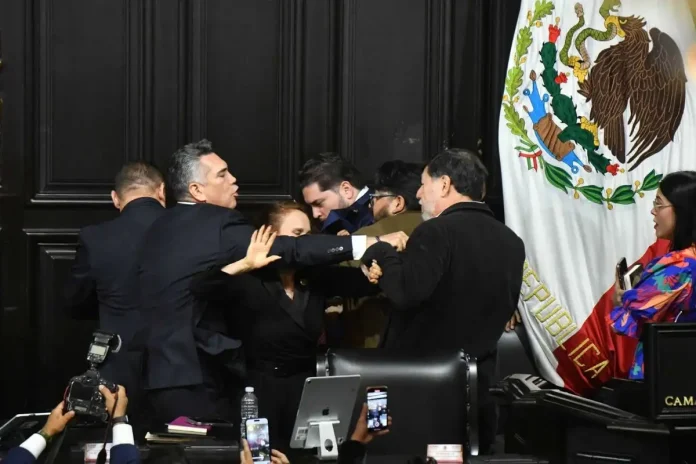 Polémica en México: Diputado del PRI agrede a un senador del oficialismo en pleno himno nacional
