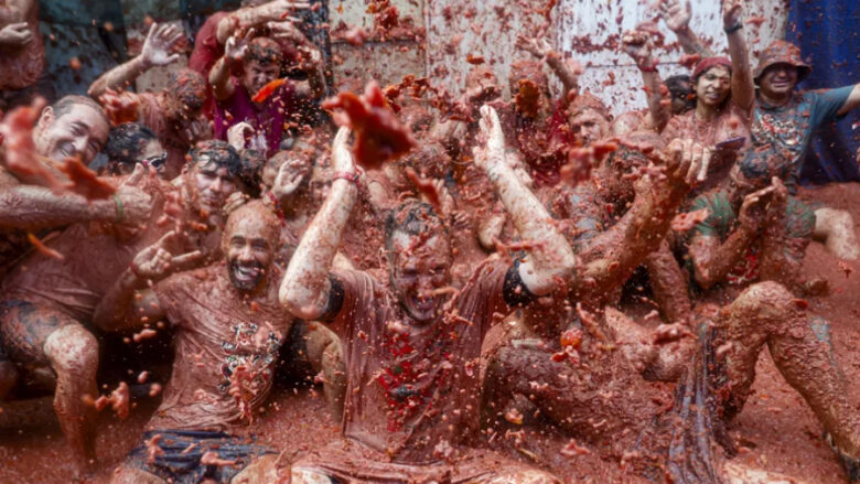 ¡Guerra de tomates! Más de 22 mil personas participan en la Tomatina en Valencia, España