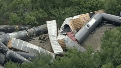 Tren se descarrila y causa graves incendios en Texas