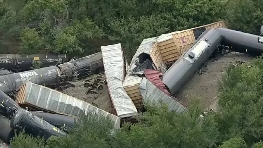 Tren se descarrila y causa graves incendios en Texas