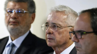Tras ser condenado, Álvaro Uribe intenta evadir su prisión domiciliaria