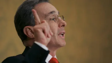 Expresidente Uribe se presenta ante la justicia para formalizar su condena de 12 años