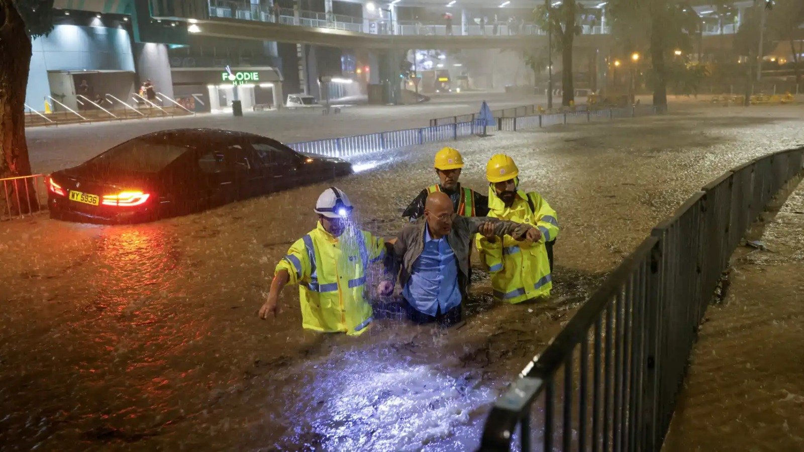Tras inundaciones históricas, Hong Kong levanta la alerta negra por lluvias