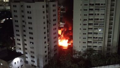 Tres vehículos y un lesionado tras incendio en un edificio de Caracas