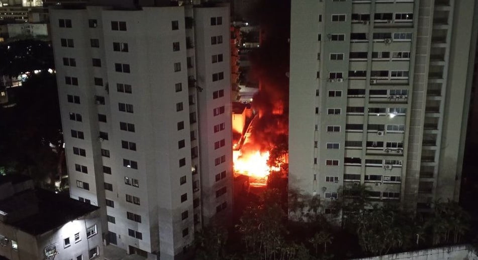 Tres vehículos y un lesionado tras incendio en un edificio de Caracas
