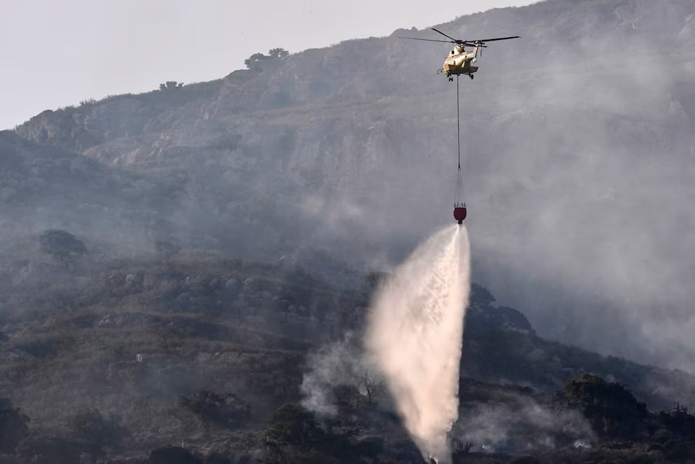 Onda de incendios en España deja un muerto y miles de personas desplazadas